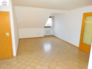 VERMIETET! Geräumige 2-Zimmerwohnung im Dachgeschoss in 3-Parteienhaus – ruhige Lage in Großheubach