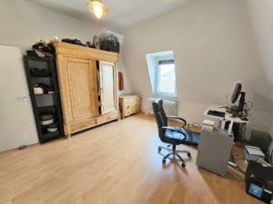 VERMIETET! Altbaucharme Pur + ganz oben! Sonnige 2-Zimmer Altbau Wohnung – zentral in Sachsenhausen