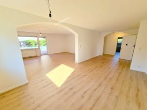 VERMIETET! Für die Familie! Neu sanierte 5 Zimmerwhg. + Terrrasse + Garten + Garage in Steinbach