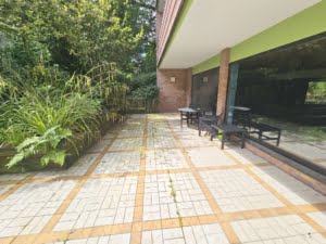 RESERVIERT! Schicke 5 Zimmer + 2 Balkone -Fußbodenheizung – Schwimmbad + Sauna im Haus – ruhig in Niederrad
