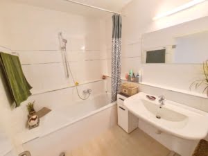 VERMIETET! Top gepflegte 2 Zimmerwohnung mit Südbalkon + TG-Platz – zentral in Oberrad
