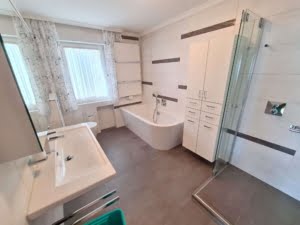 VERMIETET!Perfekte Lage am Berger Hang! 6 Zimmer + 2 Bäder auf 2 Etagen mit eigenem Garten + Teich!