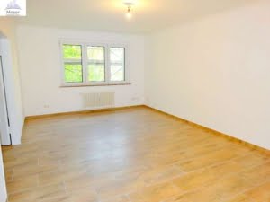 VERMIETET! Modern + Großzügig! Gemütliche 2-Zimmer plus offener Wohnküche + Balkon! – – EZB nah im Ostend