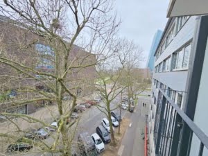 VERMIETET! Richtig schickes 1-Zimmer Apartment (Neubau 2020) mit Balkon, Parkett, EBK – zentr. Ostend Lage