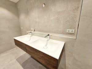 VERMIETET! Großzügige 4 Zimmer + 2 Balkone + Keller + TG-Platz -Schwimmbad/Sauna im Haus!