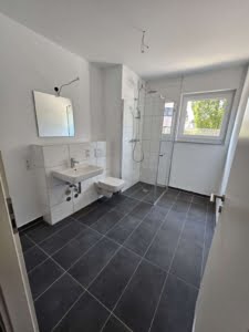 VERMIETET! Nagelneu + richtig schick : 3-Zimmerwohnung mit Balkon – ruhig in Offenbach-Ost