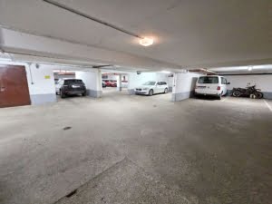 RESERVIERT! Schicke 5 Zimmer + 2 Balkone -Fußbodenheizung – Schwimmbad + Sauna im Haus – ruhig in Niederrad