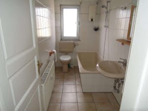 VERMIETET! Kleine gemütliche 2 Zimmer Dachgeschosswohnung – direkt gegenüber Klinikum OF