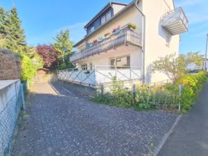 VERMIETET! Für die Familie! Neu sanierte 5 Zimmerwhg. + Terrrasse + Garten + Garage in Steinbach