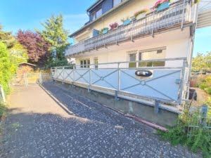 VERMIETET! Für die Familie! Neu sanierte 5 Zimmerwhg. + Terrrasse + Garten + Garage in Steinbach