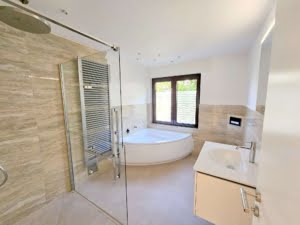 Nagelneu saniert! Große 3 Zimmer mit Terrasse + Garten – Parkettboden – Wohnküche – Neu Isenburg