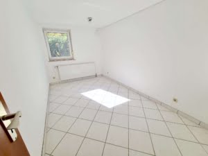 VERMIETET! Neu renoviert! Gemütliche 2 Zimmer Souterrain Wohnung inkl. Einbauküche – Steinbach/Ts