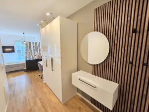 VERMIETET! Neubau 2020 – Ab 15.10.24 schick möbliertes 1-Zimmer Apt mit Balkon & Parkettboden- zentrOstend Lage