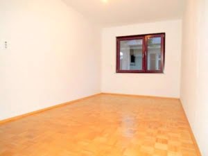 VERMIETET! sonnige 4,5 Zimmer mit Balkon – Parkett + Schwimmbad/Sauna im Haus – Niederad