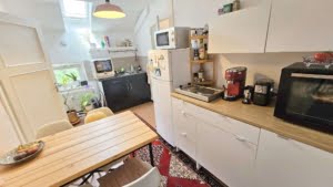 VERMIETET! Altbaucharme.: Gemütliches 1 Zimmer Apt. im DG + Wohnküche – zentral im Ostend