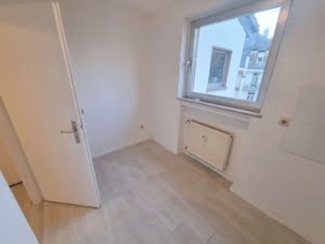 VERMIETET! Nagelneu saniert! 1 Zimmerwohnung mit sep. Küche – Top Lage Bornheim – Nähe Berger Str.