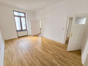 VERMIETET! Altbaucharme pur in Top Lage Sachsenhausen: 4 Zimmerwohnung mit Balkon + Parkett + EBK