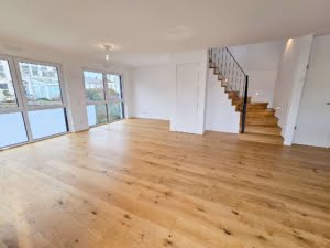 VERKAUFT! Stylische 3 -Zimmer Maisonette mit großem Balkon + Luxusküche + 2 TG-Plätze – Hofheim