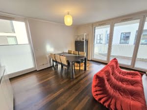 VERMIETET! -Privatstraße Sachsenhausen: Attraktive 3-Zimmer-Wohnung mit großem Balkon + TG