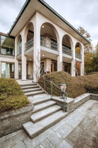VERKAUFT! Prachtvolle Villa mit Schwimmbad und Parkgrundstück mit Teich – Hollywood-Feeling im Rheingau!
