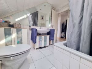 Ganz oben im Altbau! Sonnige+ richtig große Dachstudio Wohnung mit Skyline- + Taunusblick – ruhig in Rödelheim