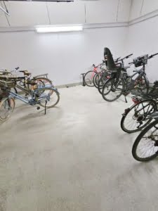 VERMIETET! -Privatstraße Sachsenhausen: Attraktive 3-Zimmer-Wohnung mit großem Balkon + TG
