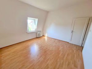 VERMIETET! Altbaucharme Pur + ganz oben! Sonnige 3-Zimmer Altbau Wohnung – zentral in Sachsenhausen