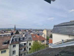 VERMIETET! Sonnige, große Dachstudiowohnung mit Skyline- + Taunusblick – ruhig in Rödelheim