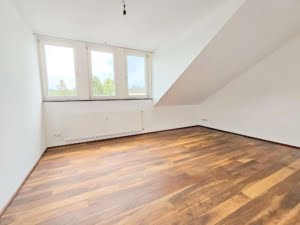VERKAUFT!Attraktive große 3 Zimmer Dachstudio Whg. mit Balkon +Garagenpl – Top Lage nahe Stadtwald