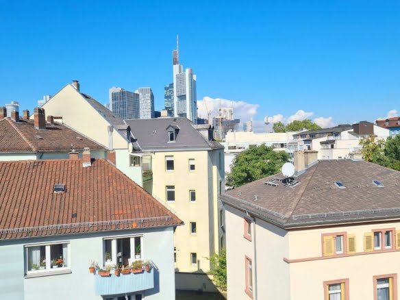VERMIETET! Altbaucharme Pur + ganz oben! Sonnige 2-Zimmer Altbau Wohnung – zentral in Sachsenhausen