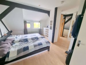 Ganz oben im Altbau! Sonnige+ richtig große Dachstudio Wohnung mit Skyline- + Taunusblick – ruhig in Rödelheim