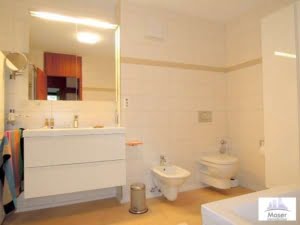 VERMIETET! sonnige 4,5 Zimmer mit Balkon – Parkett + Schwimmbad/Sauna im Haus – Niederad