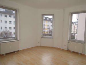 VERMIETET! Sonnige, großzügige 3 Zimmer Altbauwohnung – ruhig + zentral in Heddernheim