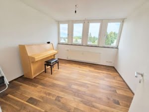 VERKAUFT!Attraktive große 3 Zimmer Dachstudio Whg. mit Balkon +Garagenpl – Top Lage nahe Stadtwald