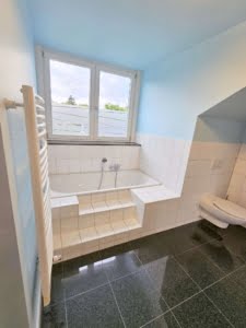 VERKAUFT!Attraktive große 3 Zimmer Dachstudio Whg. mit Balkon +Garagenpl – Top Lage nahe Stadtwald