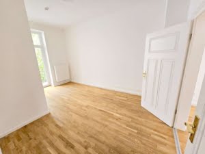 VERMIETET! Altbaucharme pur in Top Lage Sachsenhausen: 4 Zimmerwohnung mit Balkon + Parkett + EBK