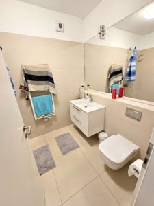 VERMIETET! Richtig schickes 1-Zimmer Apartment (Neubau 2020) mit Balkon, Parkett, EBK – zentr. Ostend Lage