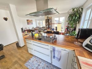 VERMIETET! Sehr großzügige 3-Zimmer Maisonette mit 2 Balkonen + TG-Platz – Top Lage Sachsenhausen