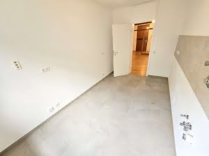 VERMIETET! Großzügige 4 Zimmer + 2 Balkone + Keller + TG-Platz -Schwimmbad/Sauna im Haus!