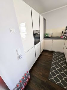 VERMIETET! -Privatstraße Sachsenhausen: Attraktive 3-Zimmer-Wohnung mit großem Balkon + TG