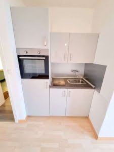VERMIETET! Neu renoviert in 2023! Gemütliches 1 Zimmer Apartment mit Kochnische- zentral in Niederrad
