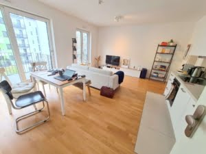 VERMIETET! Sonnige 2-Zimmer Wohnung mit 2 Balkonen, Parkett, Einbauküche + KFZ Platz mgl. – zentrale Ostend Lage
