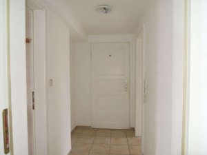 VERMIETET! Kleine gemütliche 2 Zimmer Dachgeschosswohnung – direkt gegenüber Klinikum OF