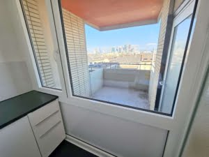 VERMIETET! WOW! TOP SKYLINEBLICK + POOL+SAUNA im Haus! Großes 1 Zimmer Apt. mit Balkon. –