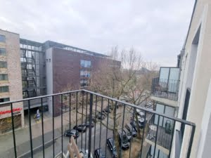 VERMIETET! Schickes 1-Zimmer Apartment (Neubau 2020) mit Balkon, Parkett, EBK – zentr. Ostend Lage