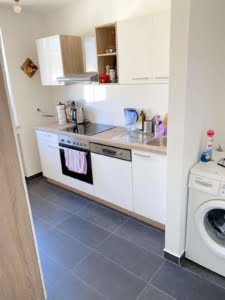 VERMIETET!2021 neu saniert! Toplage : Großes, sonniges 1 Zimmer Apt. mit Balkon + sep. Küche mit EBK