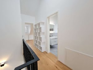 VERKAUFT! Stylische 3 -Zimmer Maisonette mit großem Balkon + Luxusküche + 2 TG-Plätze – Hofheim