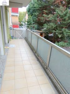 VERMIETET! Sonnige 2 Zimmerwohnung mit Wohnküche + großem Balkon – Bornheim Grenze Ostend