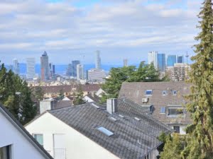 VERMIETET! Sehr großzügige 3-Zimmer Maisonette mit 2 Balkonen + TG-Platz – Top Lage Sachsenhausen