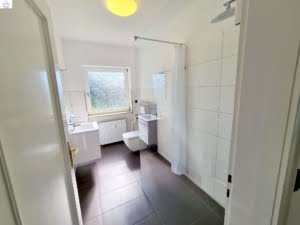 VERMIETET! Viel Platz auf 2 Etagen + großer Garten, 7 Zimmer + 2 Bäder + Doppelgarage